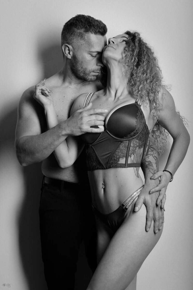 Photographie de couple intime en noir et blanc réalisée en studio