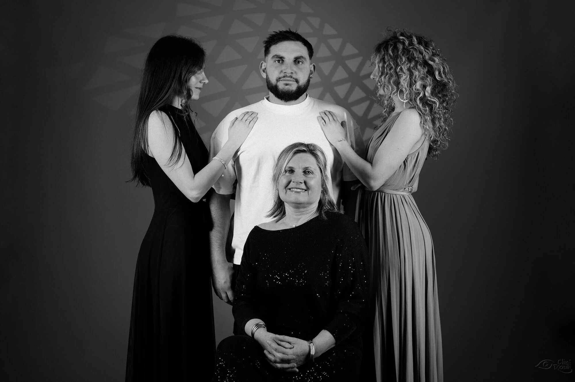 Photographie de famille en noir et blanc en studio