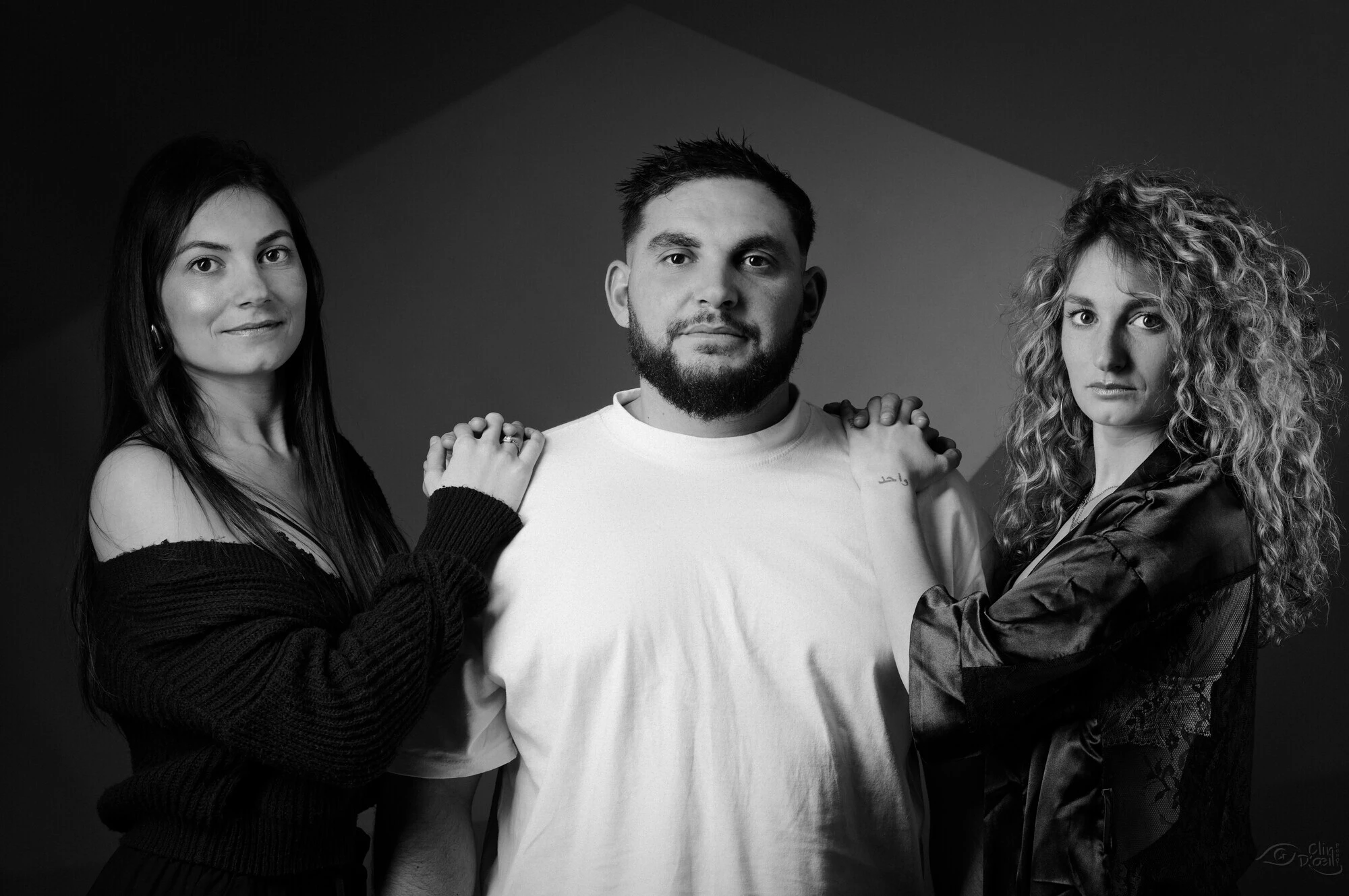 Portrait de famille en noir et blanc pris en studio, capturant des moments intemporels et élégants